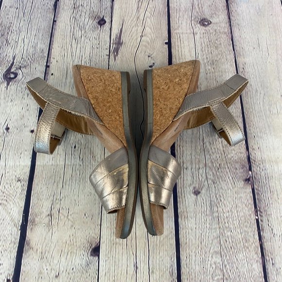 Clarks Gunmetal-Toned Solid Wedge Sandals - Picture 6 of 10